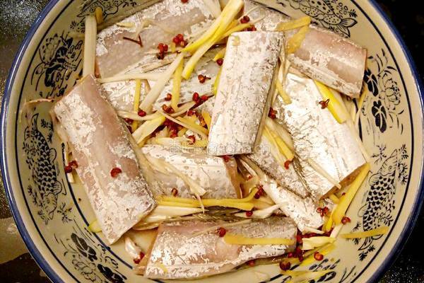 鲁菜大师蒋家菜香酥带鱼的做法图解2