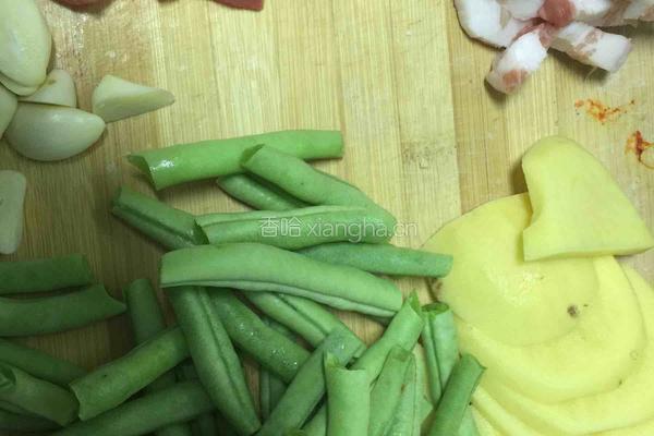 芸豆土豆五花肉焖面的做法图解1