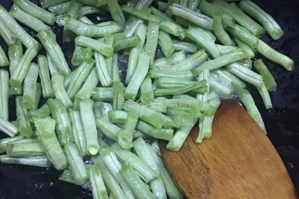 干煸豆角的做法图解2