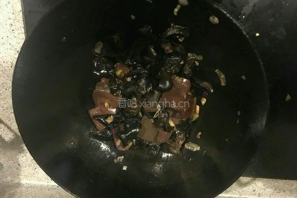 猪血炒木耳的做法图解6