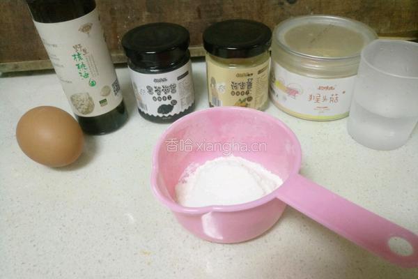 黑芝麻花生酱饼干的做法图解1