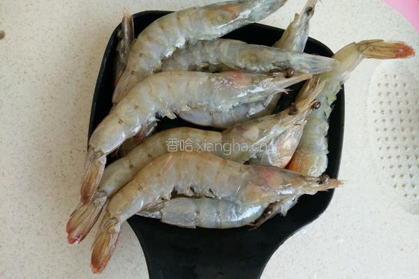 蒜蓉粉丝蒸虾的做法图解2