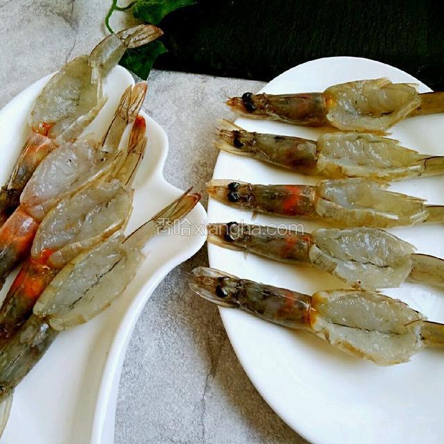 开背，剪刀从背部剪开，按平