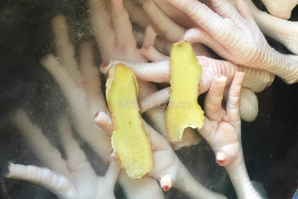 鸡爪烧海带豆腐皮的做法图解2