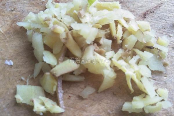 肉炒芹菜木耳的做法图解3