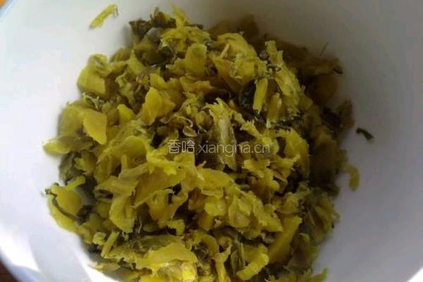 生腌酸菜蒜苗香菜的做法图解2
