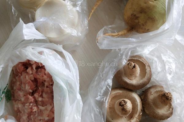 萝卜猪肉饺子的做法图解1