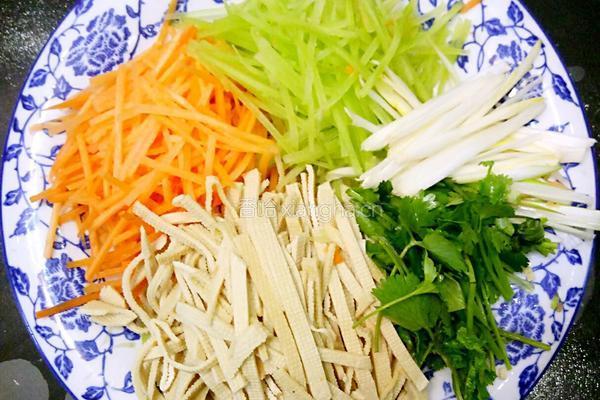 鲁菜大师蒋家菜凉拌彩丝的做法图解2