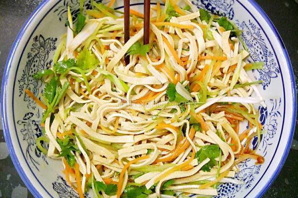 鲁菜大师蒋家菜凉拌彩丝的做法图解4
