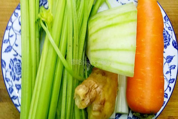 鲁菜大师孔府菜系蒋家菜炒芹菜肉丝的做法图解1