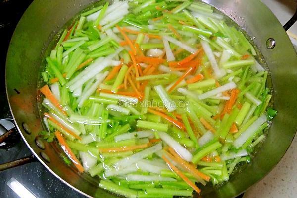 鲁菜大师孔府菜系蒋家菜炒芹菜肉丝的做法图解3