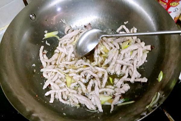 鲁菜大师孔府菜系蒋家菜炒芹菜肉丝的做法图解4
