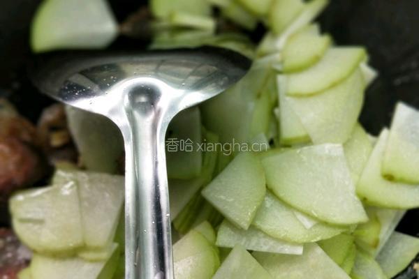 香肠炒佛手瓜的做法图解5