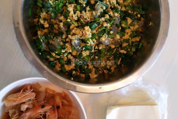 韭菜鸡蛋虾仁饺子的做法图解3