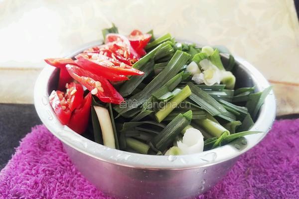 青蒜炒三层肉的做法图解2