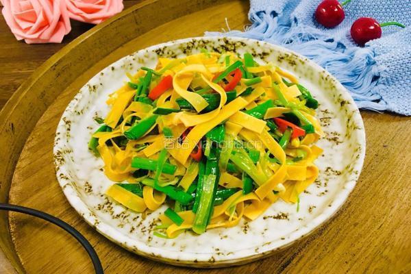 青蒜炒豆腐皮的做法图解2