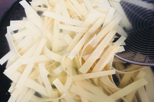 青蒜炒豆腐皮的做法图解11