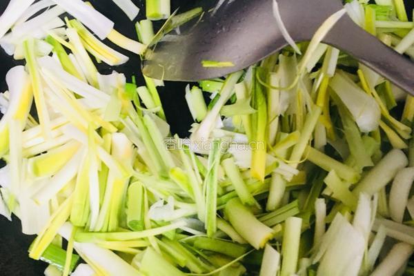 青蒜炒豆腐皮的做法图解14