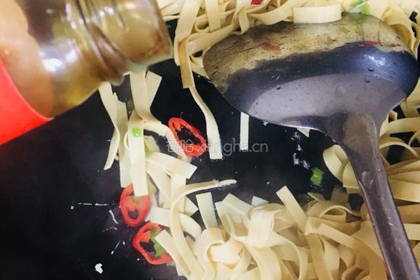 青蒜炒豆腐皮的做法图解20