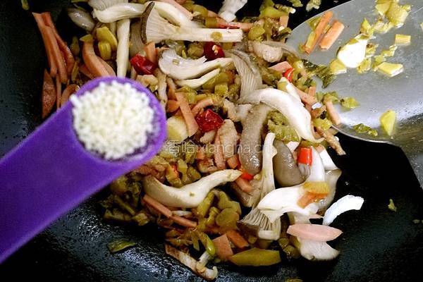 酸菜肉丝米线的做法图解5