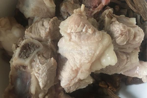 茶树菇排骨汤的做法图解4