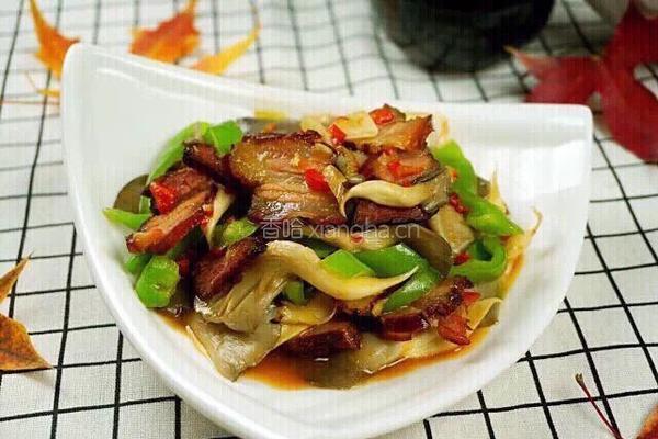 平菇尖椒炒腊肉