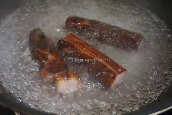 平菇尖椒炒腊肉的做法图解2