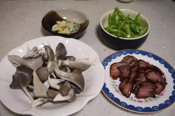 平菇尖椒炒腊肉的做法图解4