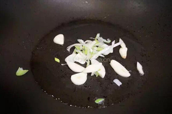 平菇尖椒炒腊肉的做法图解5