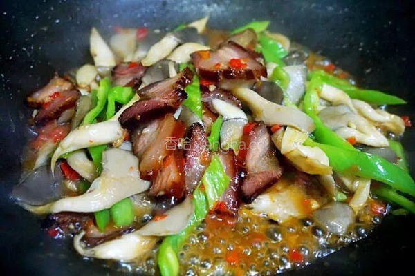 平菇尖椒炒腊肉的做法图解10