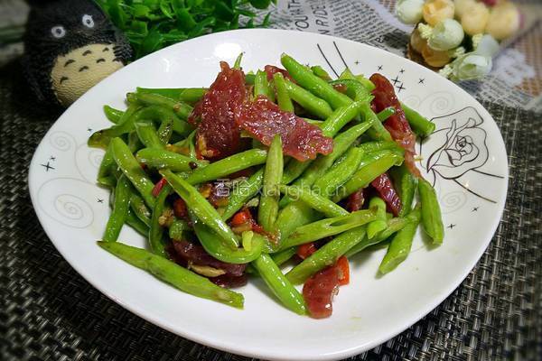 腊肠炒豆角的做法图解1