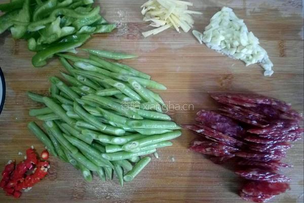 腊肠炒豆角的做法图解2