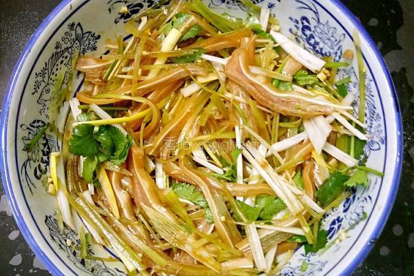 鲁菜大师蒋家菜拌耳丝的做法图解3