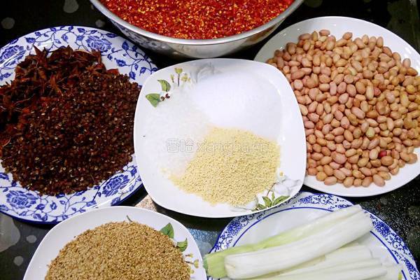 鲁菜大师蔣家菜秘制香辣花生芝麻油的做法图解1