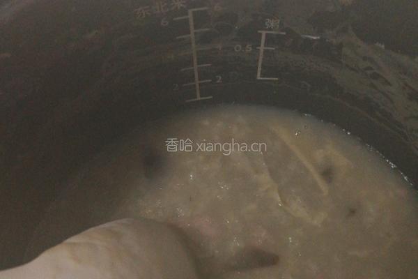 电饭煲简单皮蛋瘦肉粥的做法图解1