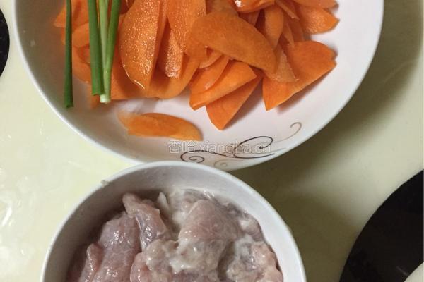红萝卜炒肉片的做法图解1