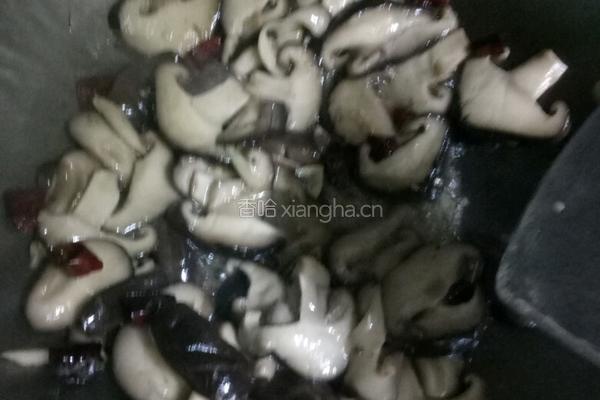 香菇爆炒白菜叶的做法图解2