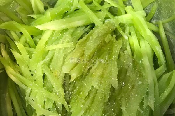 凉拌莴笋丝的做法图解7