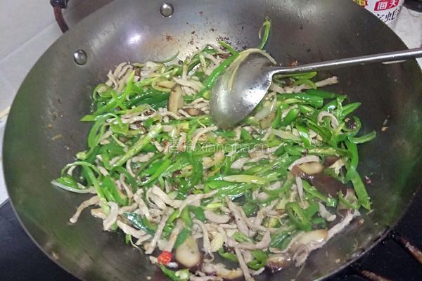 鲁菜大师蒋家菜尖椒香辣肉丝的做法图解3
