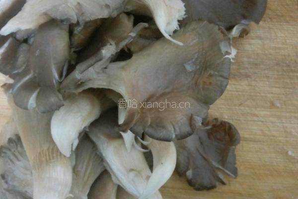 蘑菇炒肉的做法图解2