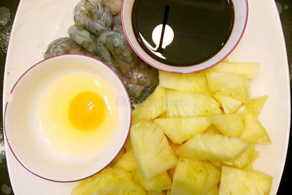 鲁菜大师蒋家菜秘制菠萝虾仁的做法图解2