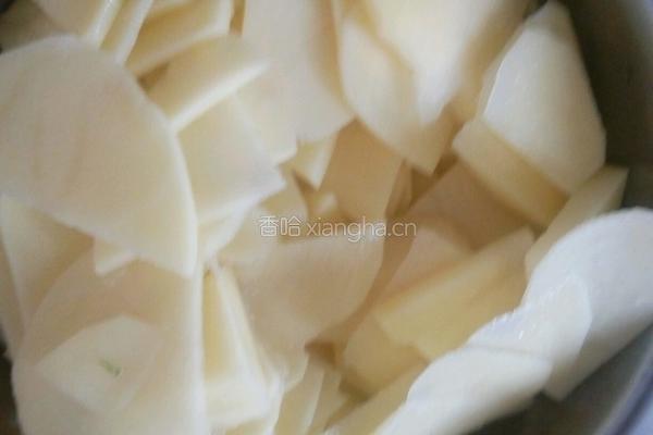 土豆白菜炖肉的做法图解1
