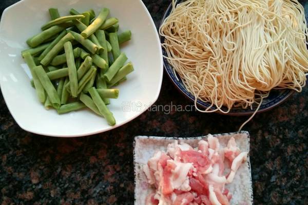 豆角焖面的做法图解1