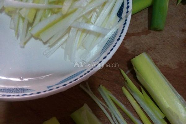 京酱肉丝卷的做法图解1