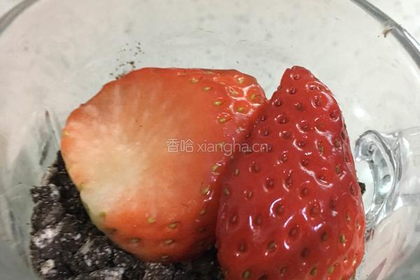 草莓奥利奥酸奶的做法图解1