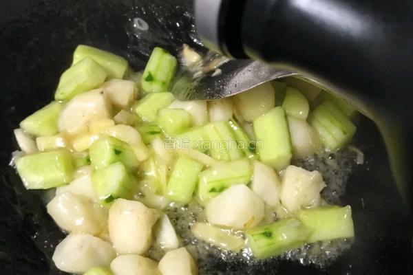 马蹄炒黄瓜的做法图解7