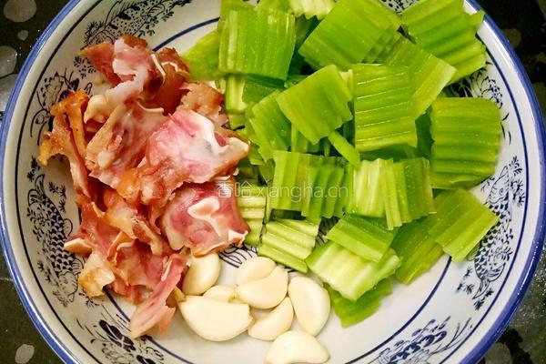 鲁菜大师蒋家菜猪耳根莴笋的做法图解2