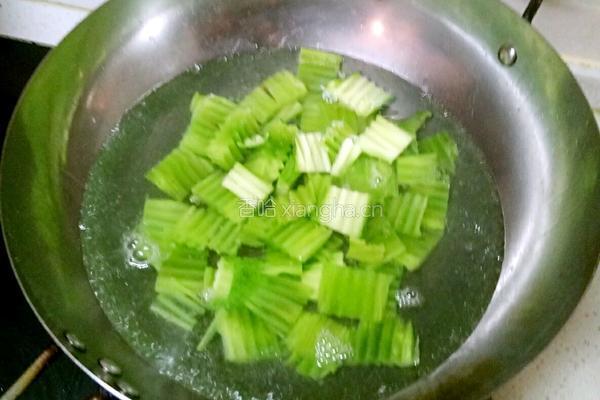鲁菜大师蒋家菜猪耳根莴笋的做法图解3
