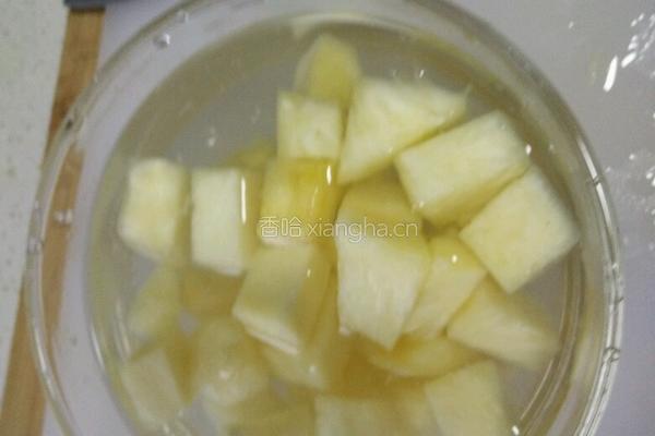 菠萝炒虾仁的做法图解1
