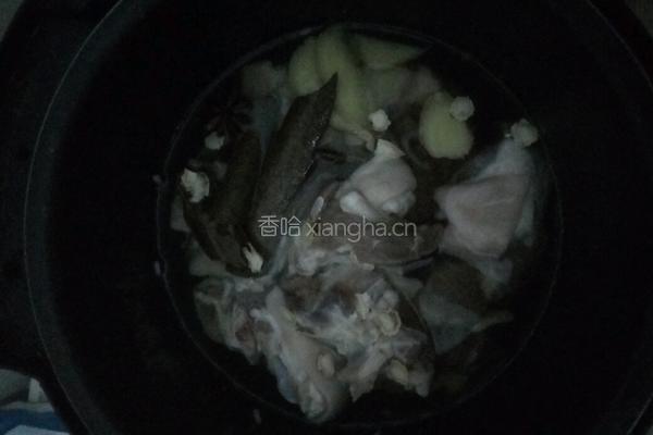 蒜香猪蹄的做法图解3